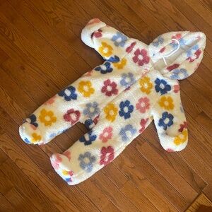 Little Me Fuzzy Flower Onesie !
Gently worn.
Super cozy for your little one .